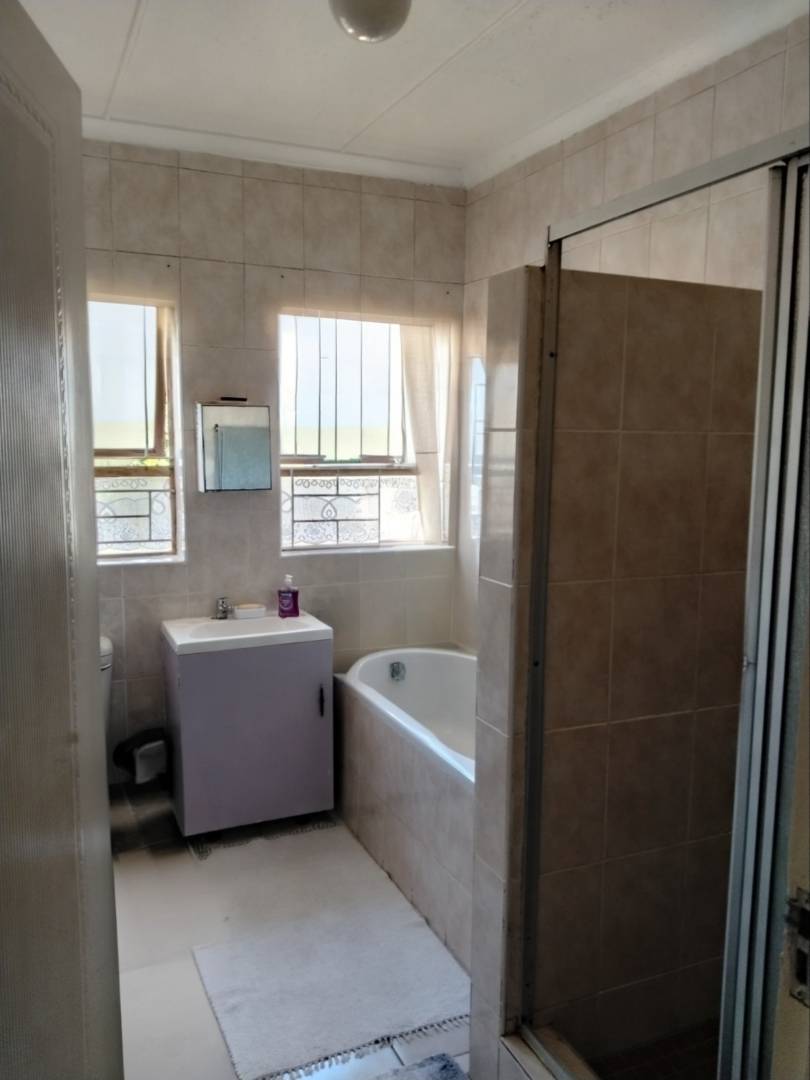 To Let 5 Bedroom Property for Rent in Linkside Western Cape